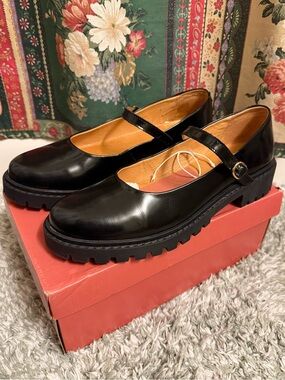 Cruza Portugal Black Patent Leather Lug Sole Mary Janes EU 41 US 10 Gold Buckle